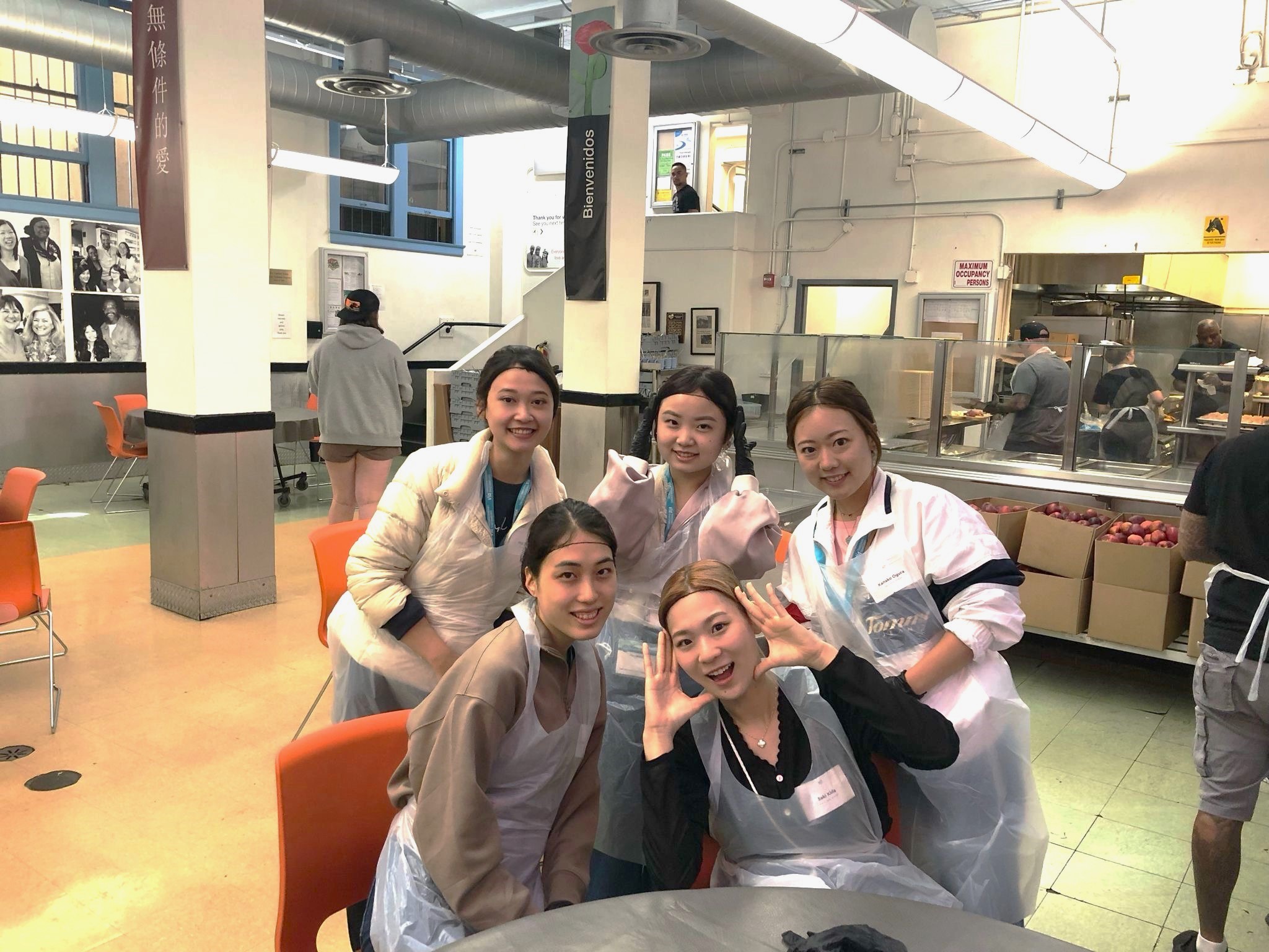 food distribution centerでのボランティア写真
